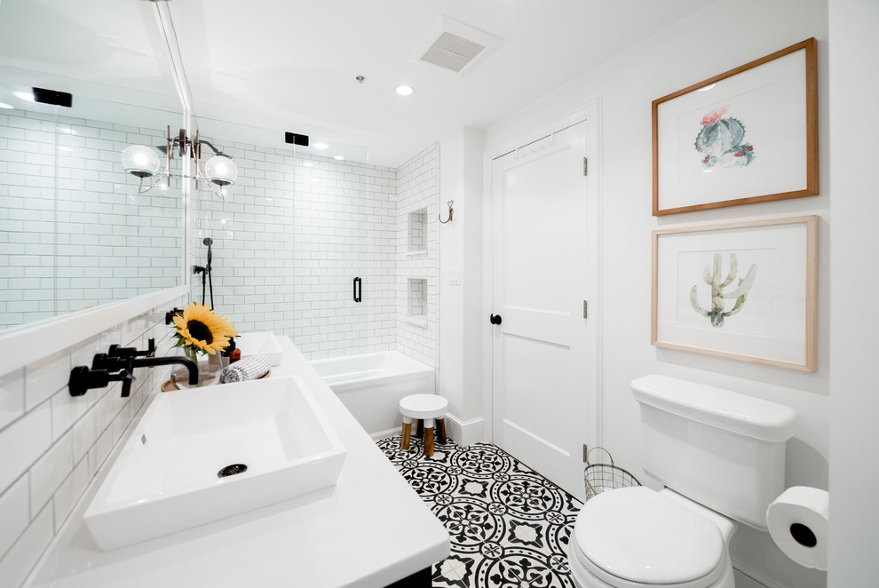 Стильный дизайн: маленькая ванная комната в стиле фьюжн для на участке и в саду - последний тренд