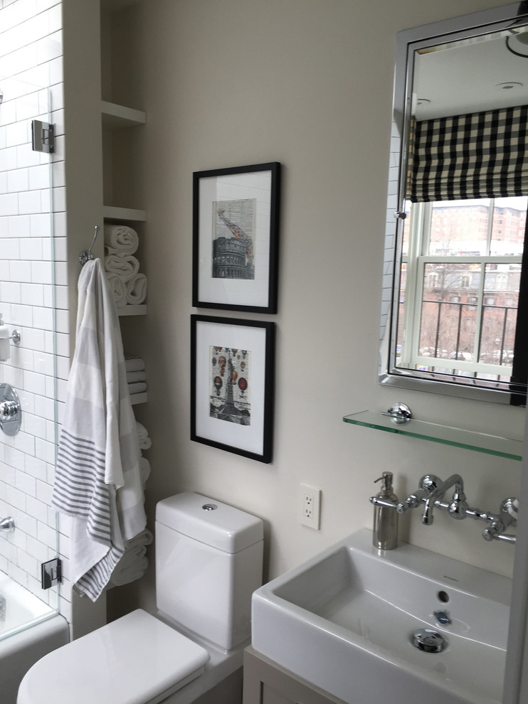 Foto de cuarto de baño actual con armarios con paneles lisos, bañera con patas, ducha a ras de suelo, suelo de piedra caliza y lavabo sobreencimera