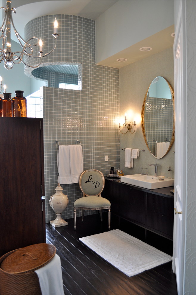 Esempio di un'ampia stanza da bagno padronale minimalista con lavabo a bacinella, consolle stile comò, ante in legno bruno, top in legno, doccia doppia, piastrelle blu, piastrelle di vetro, pareti blu e parquet scuro