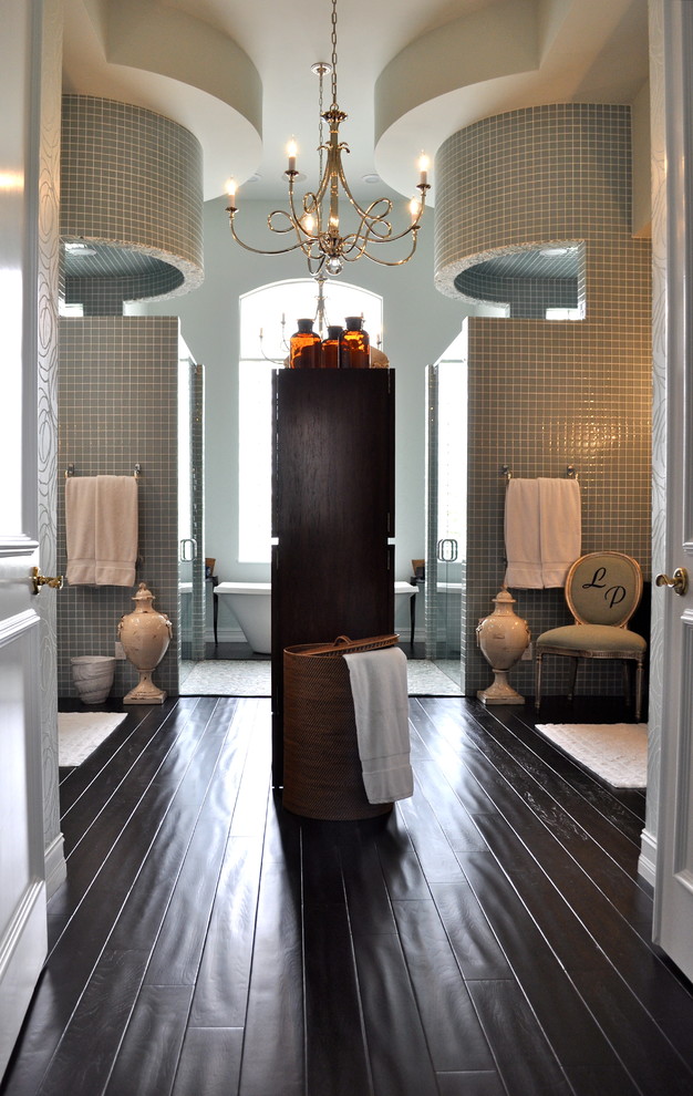 Foto på ett mycket stort funkis en-suite badrum, med möbel-liknande, skåp i mörkt trä, träbänkskiva, ett fristående badkar, en dubbeldusch, blå kakel, glaskakel, blå väggar och mörkt trägolv