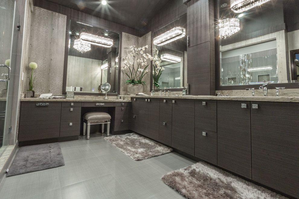 Foto på ett mellanstort funkis en-suite badrum, med grå väggar, klinkergolv i porslin, skåp i mörkt trä, granitbänkskiva, grå kakel och porslinskakel