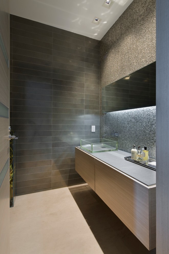 Idee per una stanza da bagno con doccia contemporanea di medie dimensioni con ante lisce, ante in legno chiaro, piastrelle in ardesia, pareti grigie, lavabo a bacinella e pavimento beige
