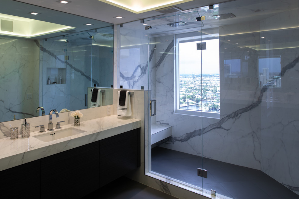 Idées déco pour une salle de bain principale contemporaine de taille moyenne avec un placard en trompe-l'oeil, des portes de placard grises, une douche double, un carrelage blanc, des carreaux de porcelaine, un sol en carrelage de porcelaine, un lavabo encastré, un plan de toilette en carrelage, un sol gris, une cabine de douche à porte battante et un plan de toilette blanc.