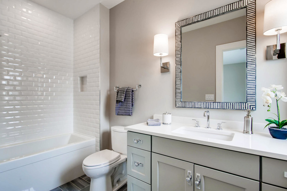Diseño de cuarto de baño clásico renovado de tamaño medio con armarios con paneles empotrados, puertas de armario grises, combinación de ducha y bañera, lavabo bajoencimera y ducha con cortina