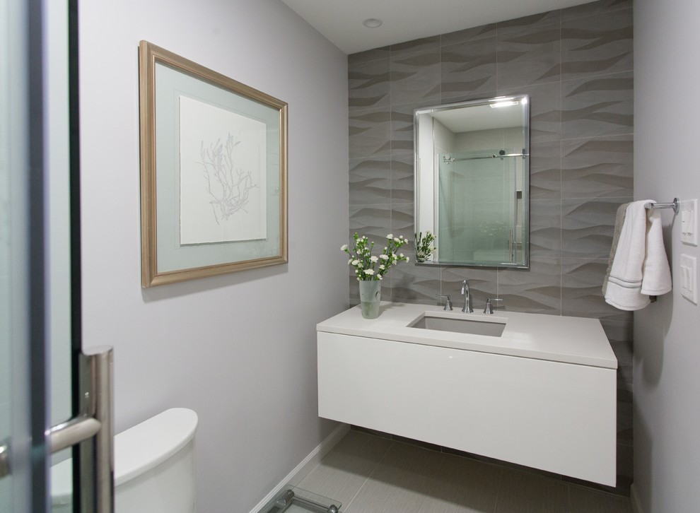 Пример оригинального дизайна: маленькая главная ванная комната в стиле модернизм с плоскими фасадами, белыми фасадами, открытым душем, унитазом-моноблоком, серой плиткой, керамической плиткой, серыми стенами, полом из керамической плитки, врезной раковиной и столешницей из искусственного кварца для на участке и в саду
