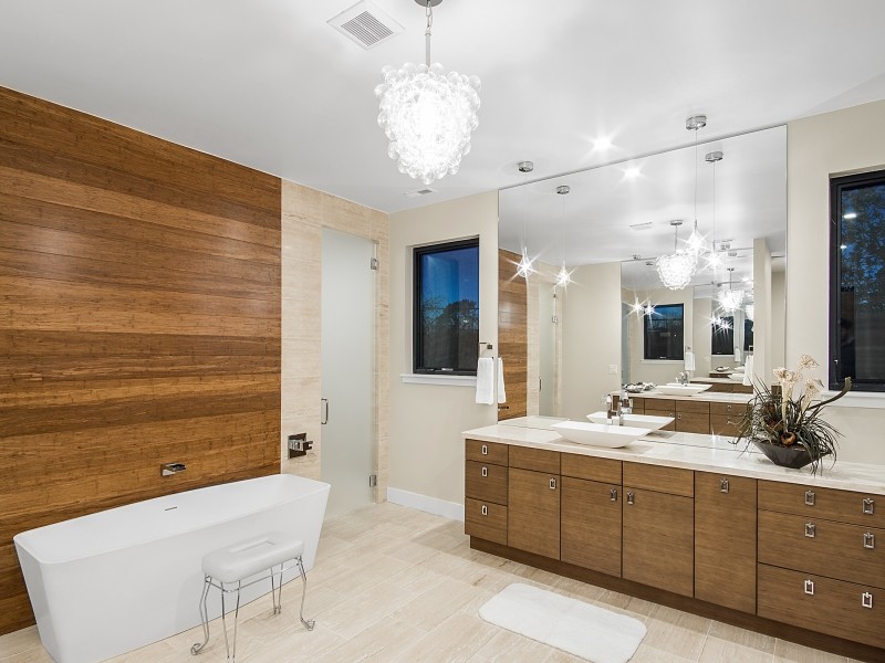 Foto di una stanza da bagno padronale contemporanea con ante lisce, ante in legno scuro, vasca freestanding, doccia alcova e lavabo a bacinella