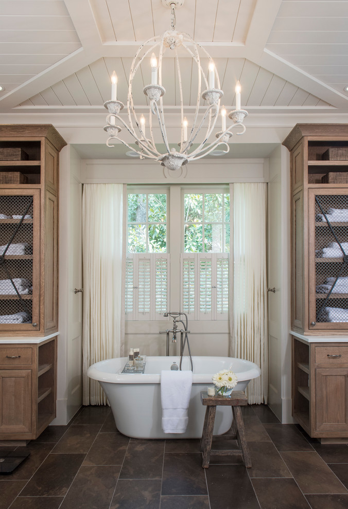 Modelo de cuarto de baño clásico con armarios con rebordes decorativos, puertas de armario de madera oscura, paredes blancas, suelo marrón y encimeras blancas