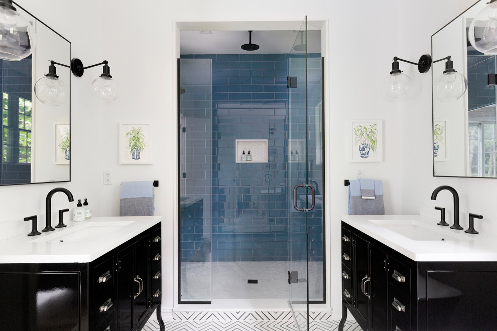 Cette image montre une douche en alcôve marine avec des portes de placard noires, un carrelage bleu, un mur blanc, carreaux de ciment au sol, un lavabo encastré, un sol multicolore, un plan de toilette blanc et un placard à porte shaker.