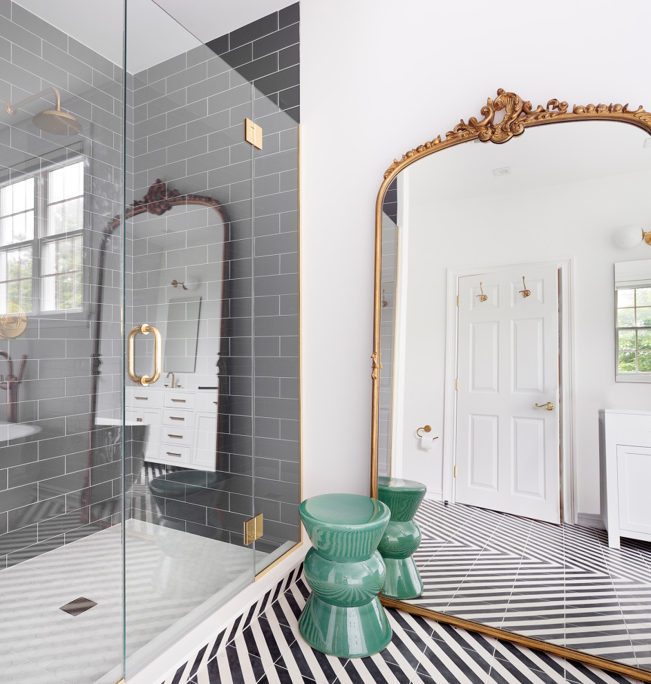 Идея дизайна: ванная комната в морском стиле с душем в нише, черной плиткой, белыми стенами и разноцветным полом