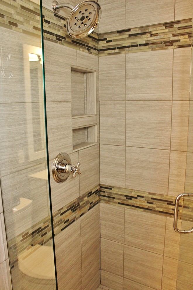 На фото: ванная комната в морском стиле с столешницей из гранита