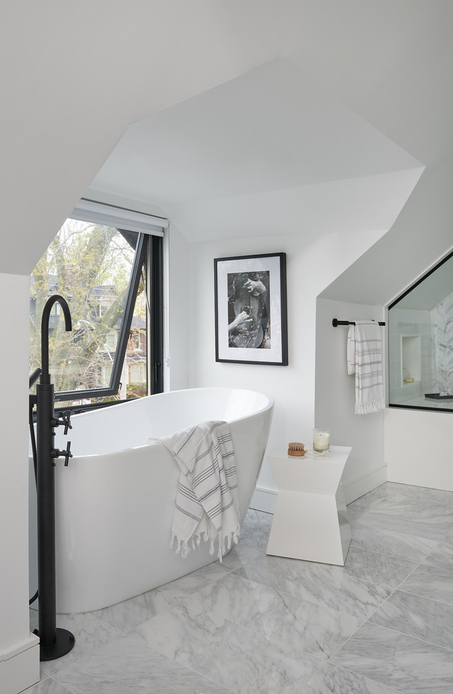 Пример оригинального дизайна: ванная комната в современном стиле с отдельно стоящей ванной, белыми стенами и серым полом