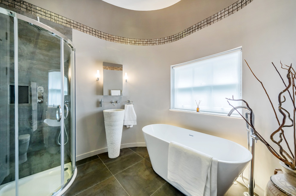 Immagine di una stanza da bagno padronale minimal di medie dimensioni con vasca freestanding, doccia ad angolo, WC sospeso, piastrelle marroni, piastrelle in gres porcellanato, pareti grigie e pavimento in gres porcellanato