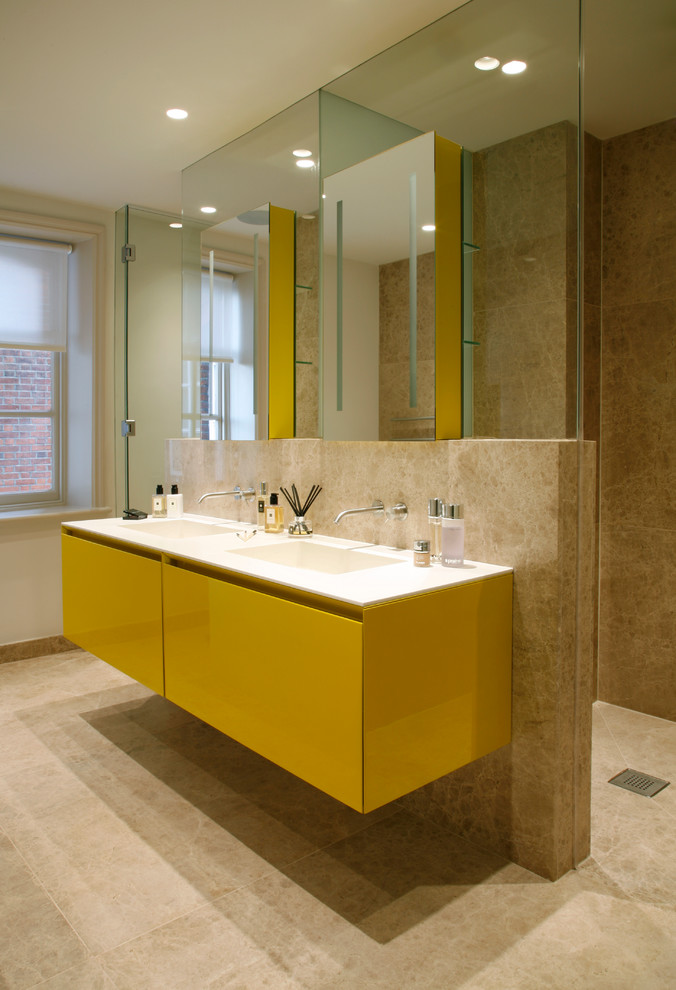 Exempel på ett badrum, med gula skåp