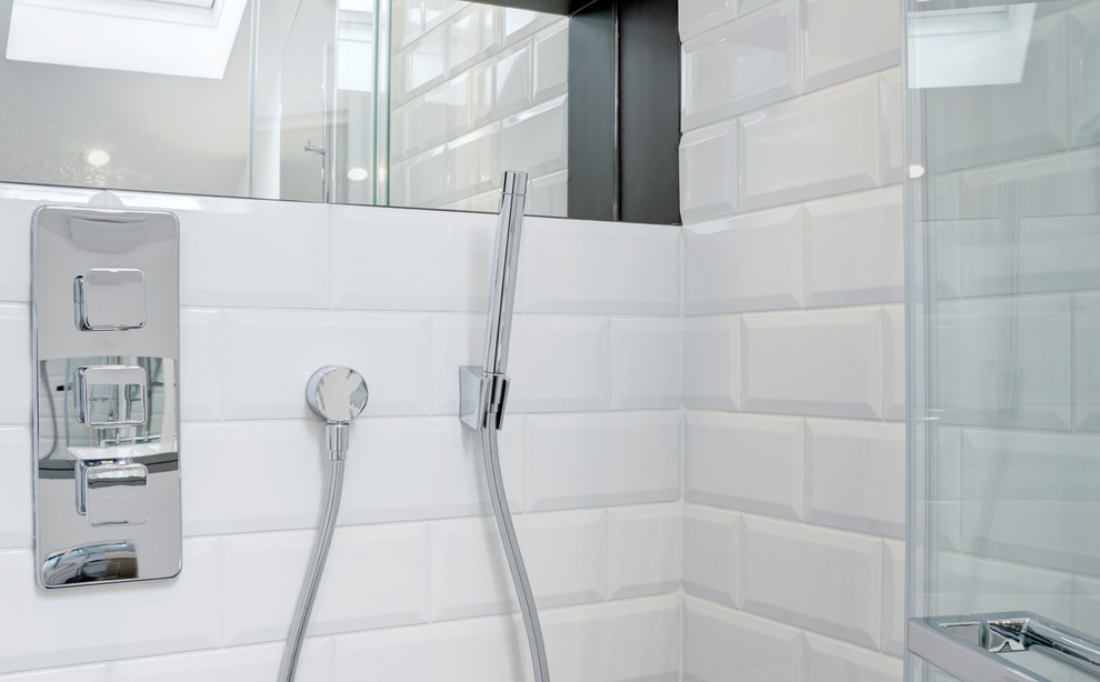 Inspiration för ett litet funkis en-suite badrum, med en kantlös dusch, en toalettstol med hel cisternkåpa, vit kakel, keramikplattor, vita väggar, ett avlångt handfat, bänkskiva i glas, grått golv och dusch med skjutdörr