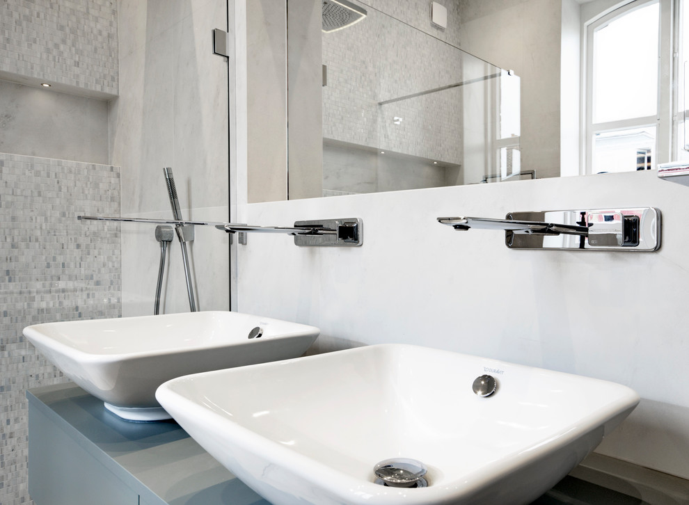Modern inredning av ett mellanstort en-suite badrum, med möbel-liknande, grå skåp, våtrum, en toalettstol med hel cisternkåpa, grå kakel, mosaik, vita väggar, cementgolv, ett fristående handfat, träbänkskiva och med dusch som är öppen