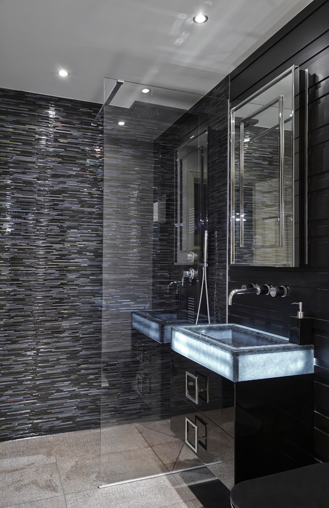 Idee per una piccola stanza da bagno padronale design con lavabo integrato, ante nere, doccia aperta e pareti nere