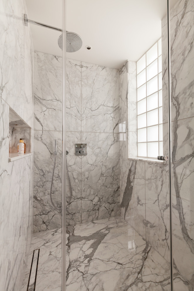 Aménagement d'une grande salle de bain principale contemporaine avec une douche ouverte, un carrelage gris et un carrelage multicolore.