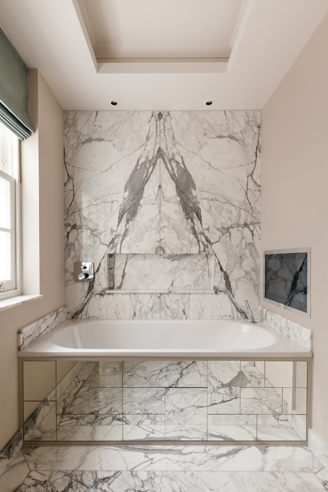 Réalisation d'une grande salle de bain principale design avec une baignoire posée, un carrelage gris, un carrelage multicolore et un mur beige.