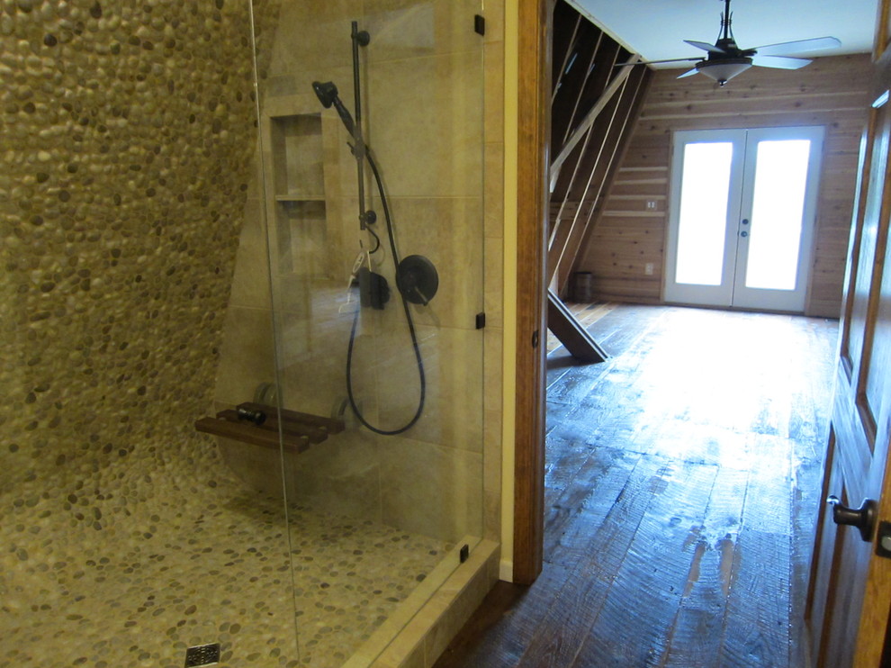 Ejemplo de cuarto de baño principal rústico grande con lavabo sobreencimera, ducha abierta, baldosas y/o azulejos beige, suelo de baldosas tipo guijarro y suelo de baldosas tipo guijarro