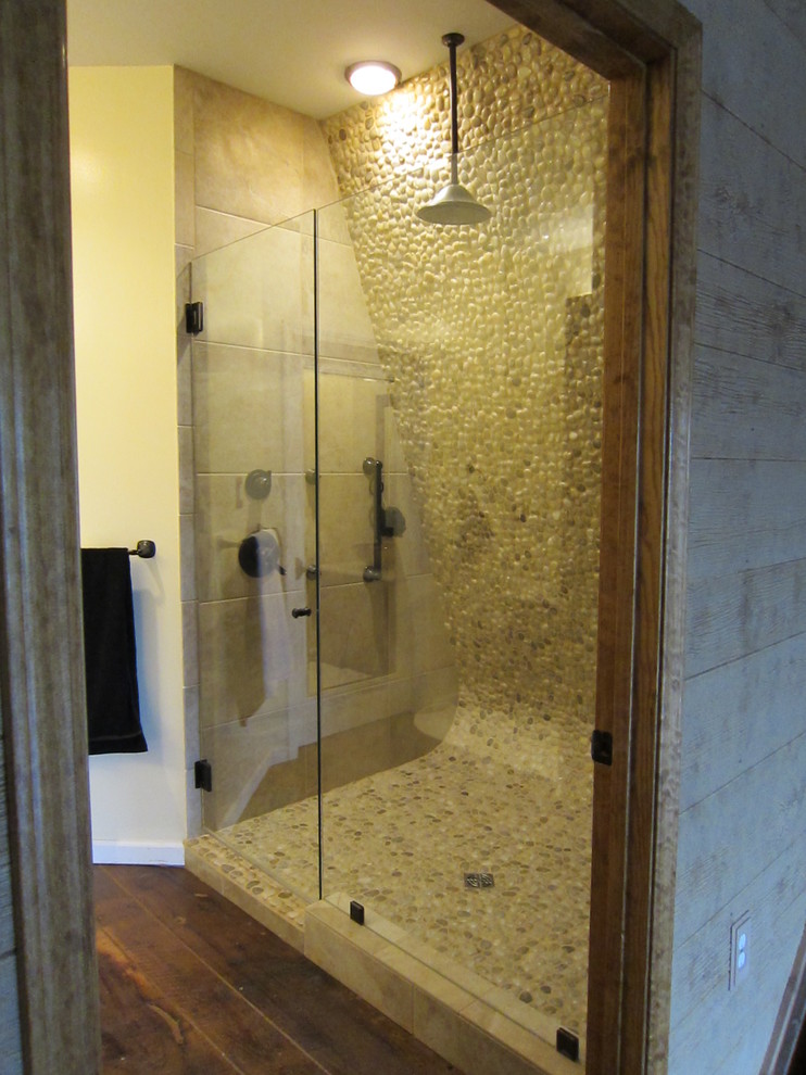 Esempio di una grande stanza da bagno padronale stile rurale con lavabo a bacinella, doccia aperta, piastrelle beige, piastrelle di ciottoli e pavimento con piastrelle di ciottoli