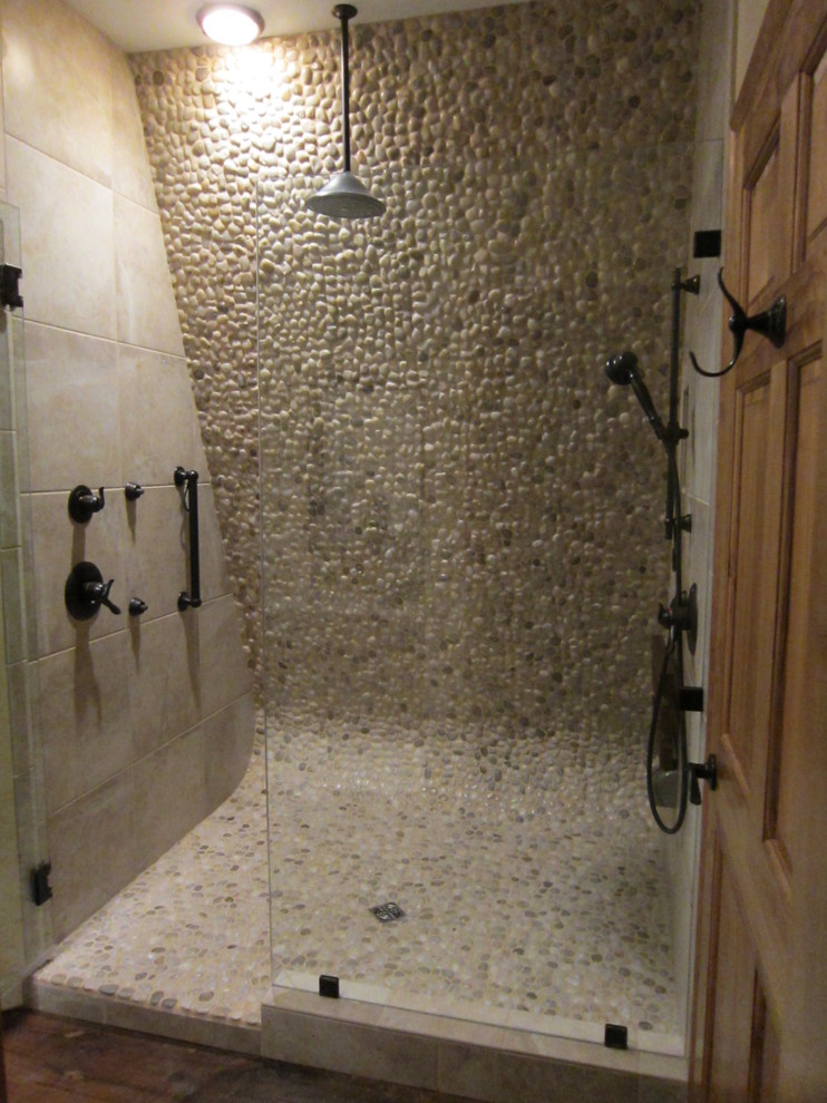Diseño de cuarto de baño principal rústico grande con lavabo sobreencimera, ducha abierta, baldosas y/o azulejos beige, suelo de baldosas tipo guijarro y suelo de baldosas tipo guijarro