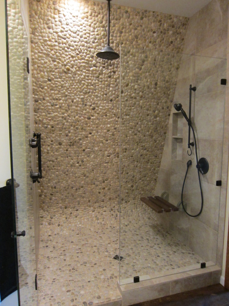 Modelo de cuarto de baño principal rústico grande con lavabo sobreencimera, ducha abierta, baldosas y/o azulejos beige, suelo de baldosas tipo guijarro y suelo de baldosas tipo guijarro