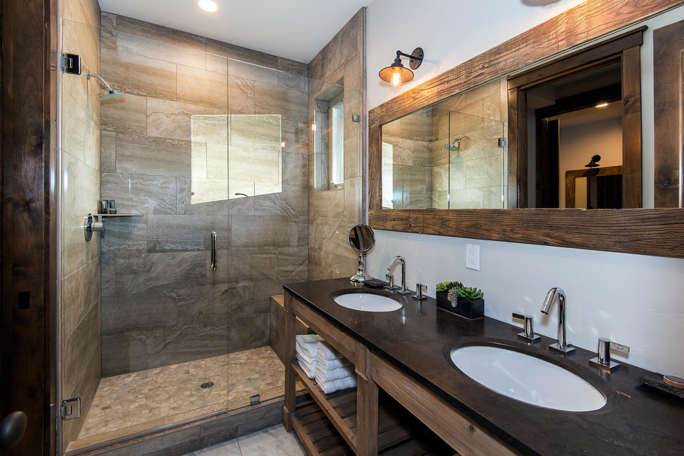 サクラメントにあるラスティックスタイルのおしゃれな浴室 (アンダーカウンター洗面器、オープンシェルフ、中間色木目調キャビネット、アルコーブ型シャワー、白い壁) の写真