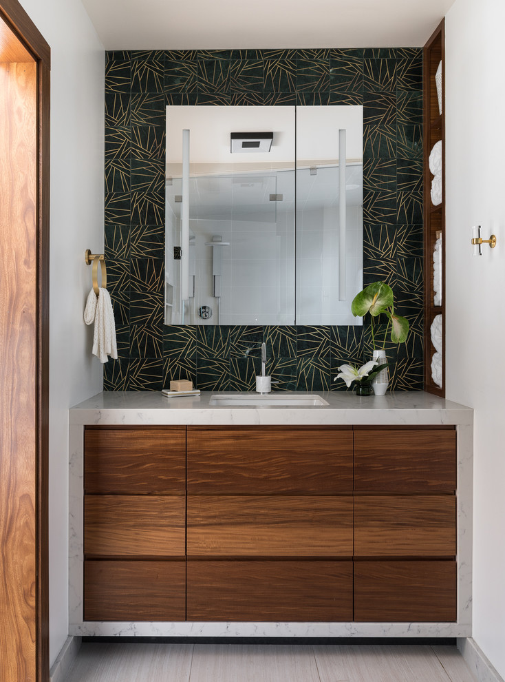 Esempio di una stanza da bagno design con ante lisce, ante in legno bruno, piastrelle nere, pareti bianche, lavabo sottopiano, pavimento grigio e top grigio