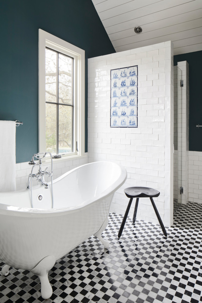 Идея дизайна: ванная комната среднего размера в стиле неоклассика (современная классика) с отдельно стоящей ванной, белой плиткой, керамической плиткой, синими стенами и душем с распашными дверями
