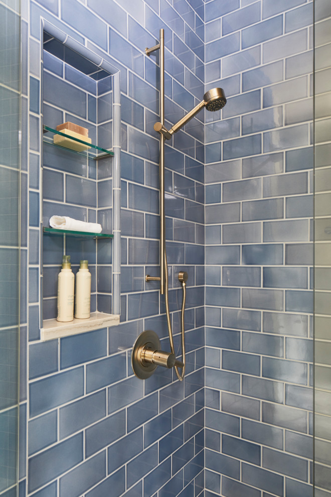 Foto de cuarto de baño clásico renovado con baldosas y/o azulejos azules y baldosas y/o azulejos de cerámica