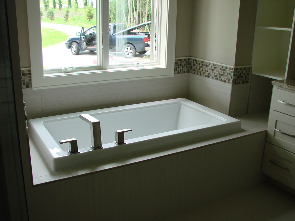 Idéer för ett modernt badrum, med släta luckor, grå skåp, granitbänkskiva, en öppen dusch, en toalettstol med hel cisternkåpa, grå kakel och porslinskakel
