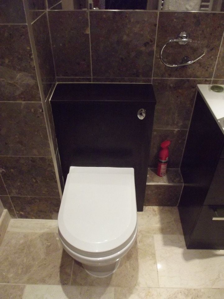 Bild på ett mellanstort funkis en-suite badrum, med ett integrerad handfat, släta luckor, beige skåp, träbänkskiva, en jacuzzi, en dusch/badkar-kombination, en toalettstol med hel cisternkåpa, vit kakel, perrakottakakel, röda väggar och travertin golv