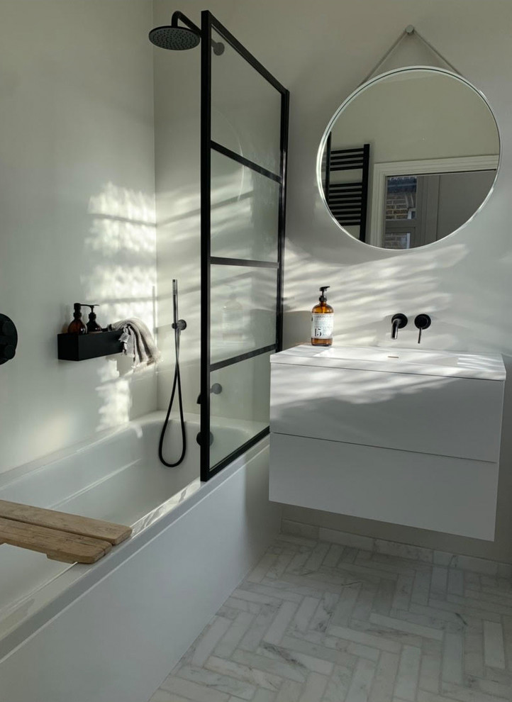 Свежая идея для дизайна: маленькая ванная комната в современном стиле с плоскими фасадами, белыми фасадами, накладной ванной, инсталляцией, серой плиткой, серыми стенами, мраморным полом, душевой кабиной, подвесной раковиной, столешницей из искусственного камня, белым полом, душем с распашными дверями и белой столешницей для на участке и в саду - отличное фото интерьера