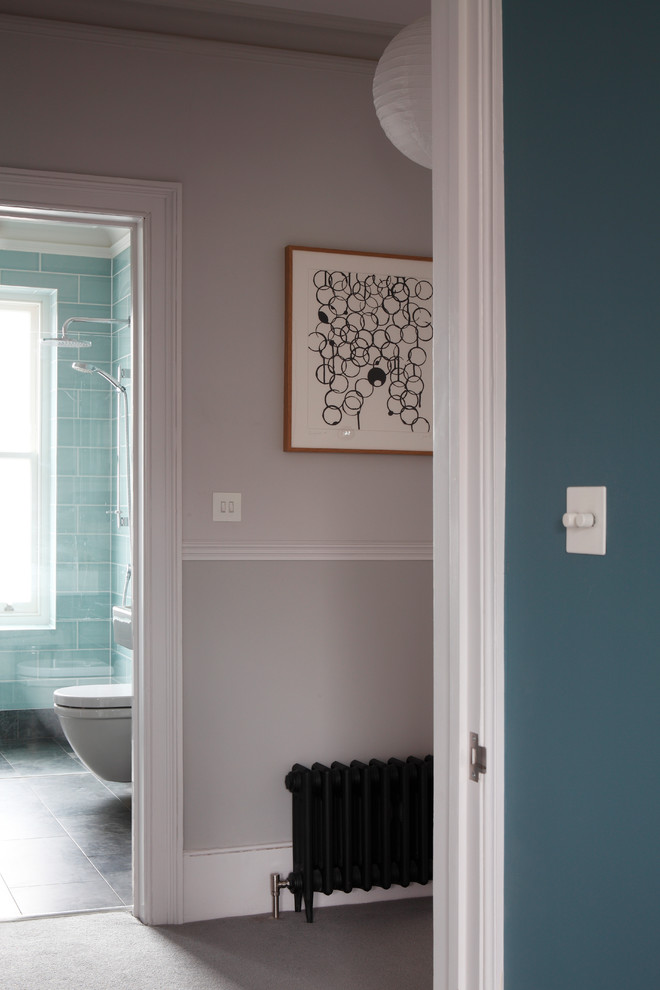 Großer Klassischer Flur mit grauer Wandfarbe, Schieferboden, grauem Boden und Kassettendecke in London
