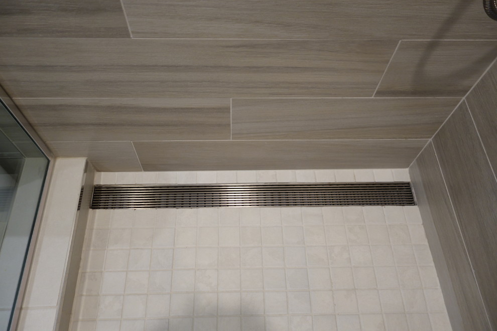 Ejemplo de cuarto de baño infantil minimalista de tamaño medio con baldosas y/o azulejos beige y baldosas y/o azulejos de porcelana