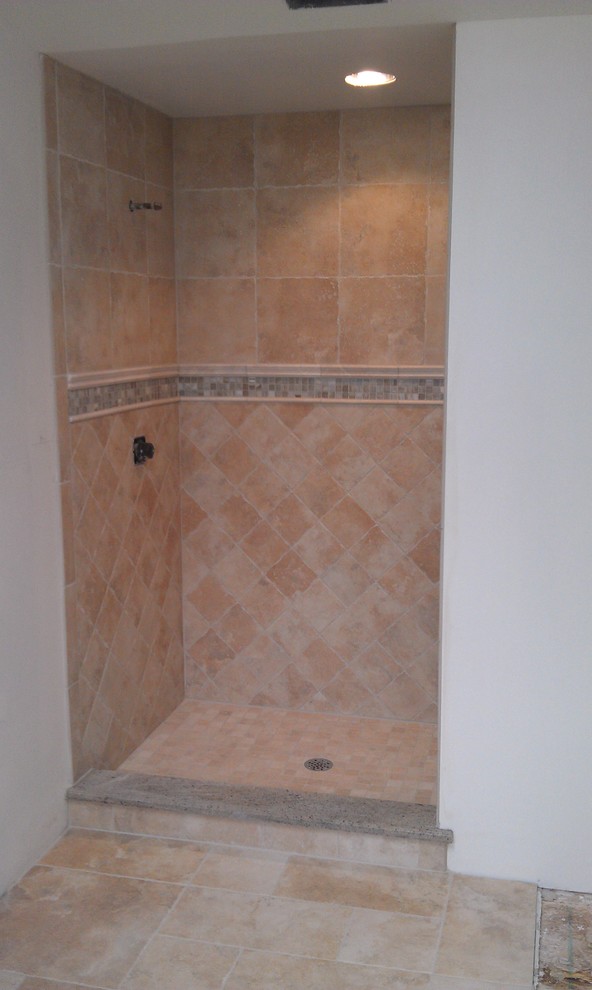 На фото: главная ванная комната среднего размера в стиле модернизм с душем в нише, бежевой плиткой, керамической плиткой и полом из керамической плитки