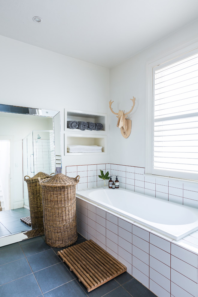 Идея дизайна: ванная комната в стиле фьюжн с белой плиткой, плиткой кабанчик, накладной ванной и полом из керамической плитки