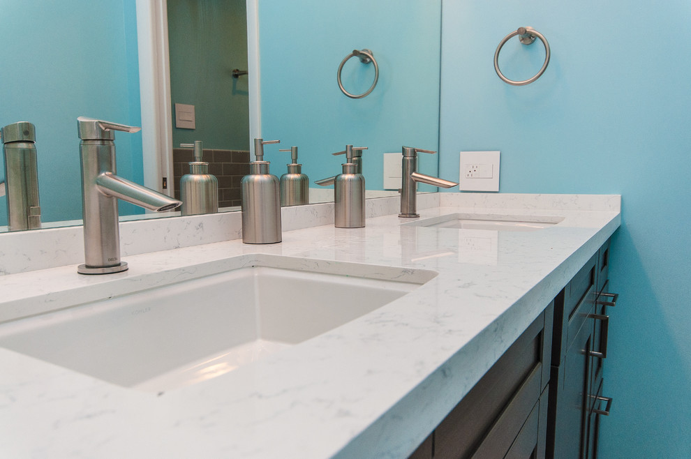 Источник вдохновения для домашнего уюта: ванная комната среднего размера в стиле модернизм с врезной раковиной, душем над ванной, раздельным унитазом и синими стенами