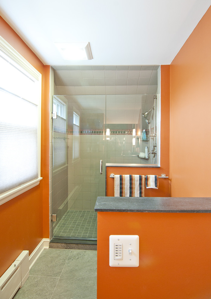 Inredning av ett modernt mellanstort badrum med dusch, med skåp i shakerstil, skåp i mellenmörkt trä, vit kakel, bänkskiva i akrylsten, en dusch i en alkov, porslinskakel, ett undermonterad handfat, orange väggar och klinkergolv i keramik