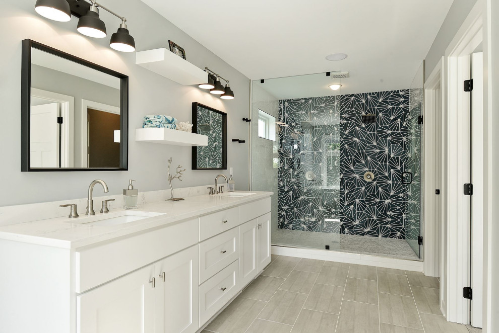 Esempio di una stanza da bagno padronale minimalista di medie dimensioni con vasca freestanding, doccia doppia, piastrelle di cemento, lavabo sottopiano, top in quarzite, porta doccia a battente e top bianco