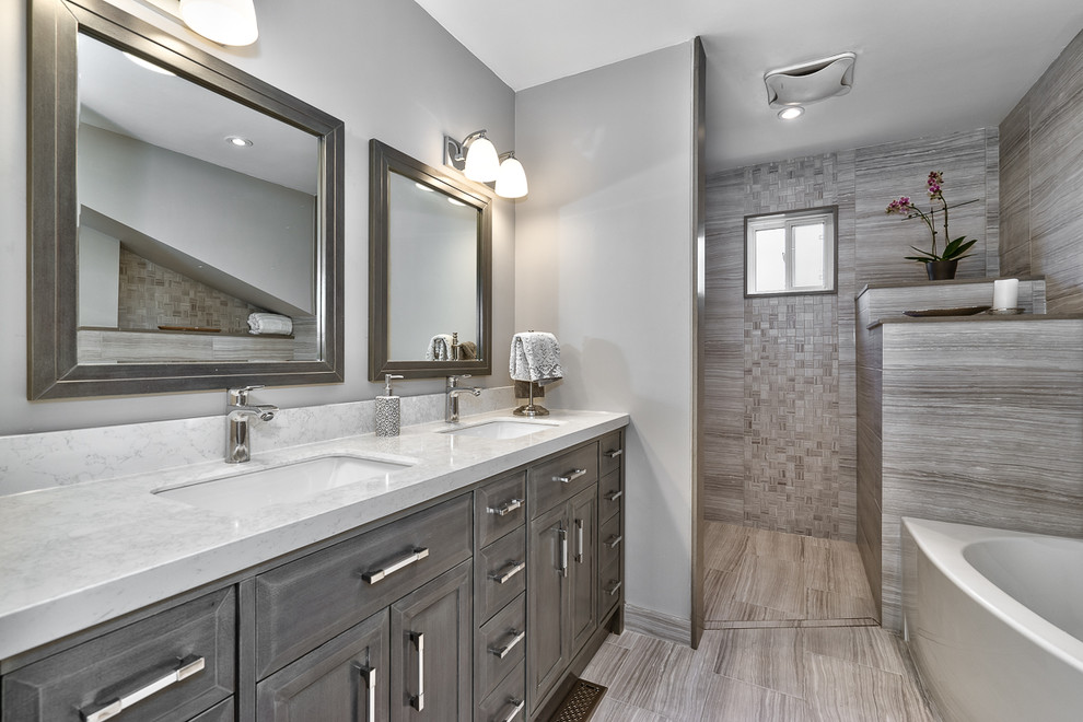 Exempel på ett mellanstort klassiskt en-suite badrum, med skåp i shakerstil, skåp i slitet trä, ett hörnbadkar, en kantlös dusch, en toalettstol med separat cisternkåpa, grå kakel, porslinskakel, grå väggar, klinkergolv i porslin, ett undermonterad handfat och bänkskiva i akrylsten