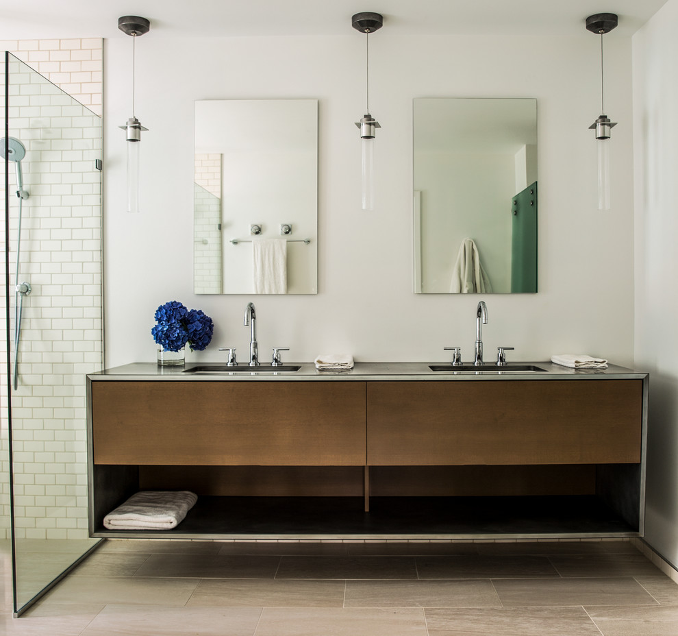 Стильный дизайн: главная ванная комната в современном стиле с плоскими фасадами, врезной раковиной, темными деревянными фасадами, душем без бортиков, белой плиткой, плиткой кабанчик и белыми стенами - последний тренд