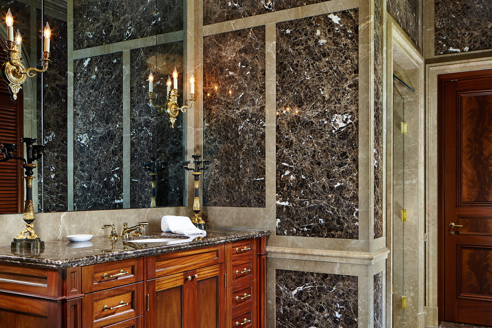 Foto di un'ampia stanza da bagno padronale mediterranea con ante con riquadro incassato, ante marroni, top in granito, top grigio, piastrelle multicolore, piastrelle di marmo e lavabo sottopiano