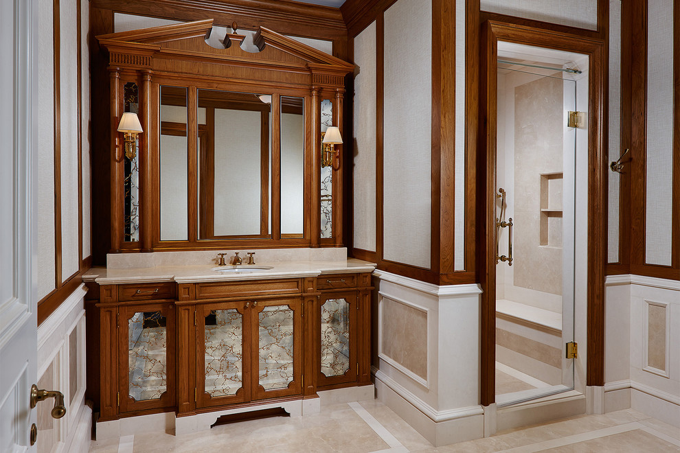 Inspiration pour une salle de bain principale méditerranéenne en bois brun avec un placard avec porte à panneau encastré, un mur beige et un plan de toilette beige.