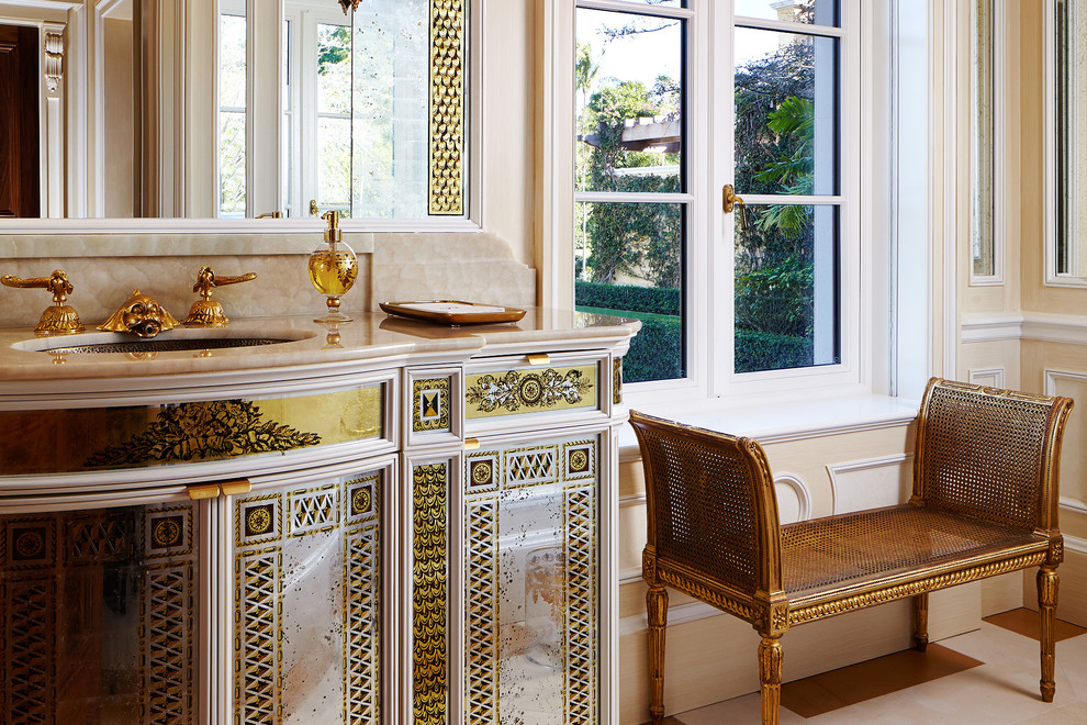 Ejemplo de cuarto de baño mediterráneo con aseo y ducha, lavabo integrado, paredes beige, suelo de baldosas de porcelana, encimera de mármol, suelo beige y encimeras beige