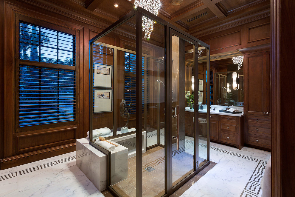 Klassisches Badezimmer mit profilierten Schrankfronten, dunklen Holzschränken, weißen Fliesen und Falttür-Duschabtrennung in Sonstige