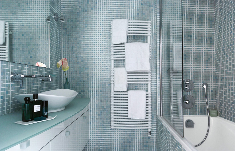 Inredning av ett modernt litet badrum för barn, med vita skåp, ett platsbyggt badkar, en kantlös dusch, grön kakel, mosaik, gröna väggar, mosaikgolv, ett fristående handfat och kaklad bänkskiva