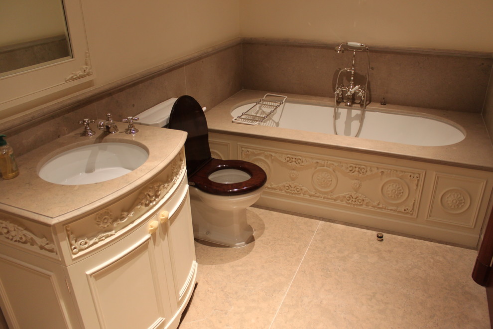 Exempel på ett mellanstort medelhavsstil en-suite badrum, med grå kakel, kakelplattor, grå väggar, kalkstensgolv, bänkskiva i kalksten och grått golv
