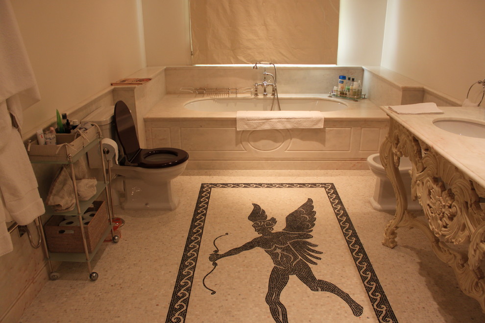 Idee per una grande stanza da bagno padronale mediterranea con consolle stile comò, vasca ad alcova, doccia aperta, piastrelle bianche, piastrelle di marmo, pareti bianche, pavimento in marmo, top in marmo, pavimento bianco e doccia aperta