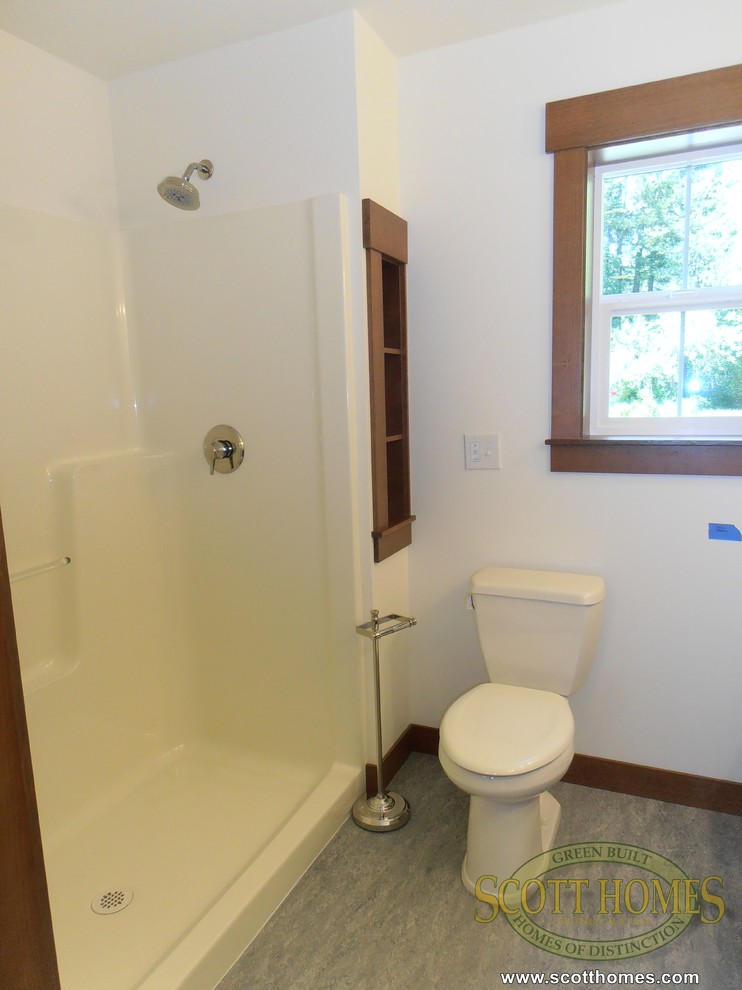На фото: главная ванная комната среднего размера в стиле кантри с фасадами в стиле шейкер, фасадами цвета дерева среднего тона, душем в нише и белыми стенами с